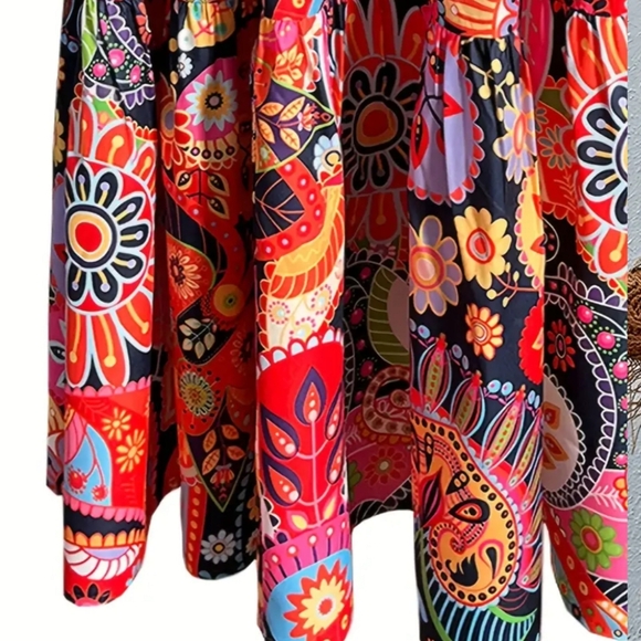 Beautiful bright and bold print tiered midi with a slight V neck. Size large New - Picture 6 of 6